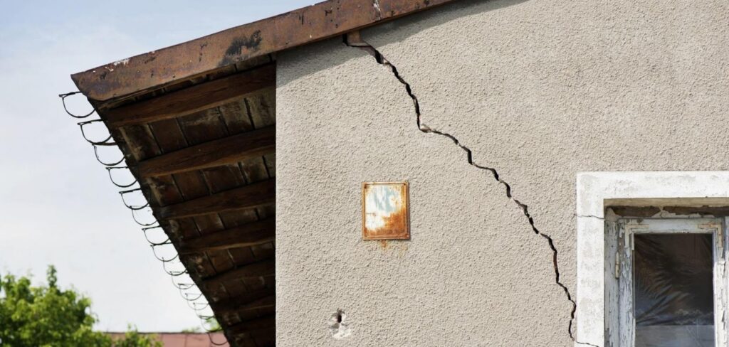 Тріщини біля вікон і дверей