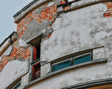 Разрушение фасадной системы утепления: причины, последствия и методы восстановления