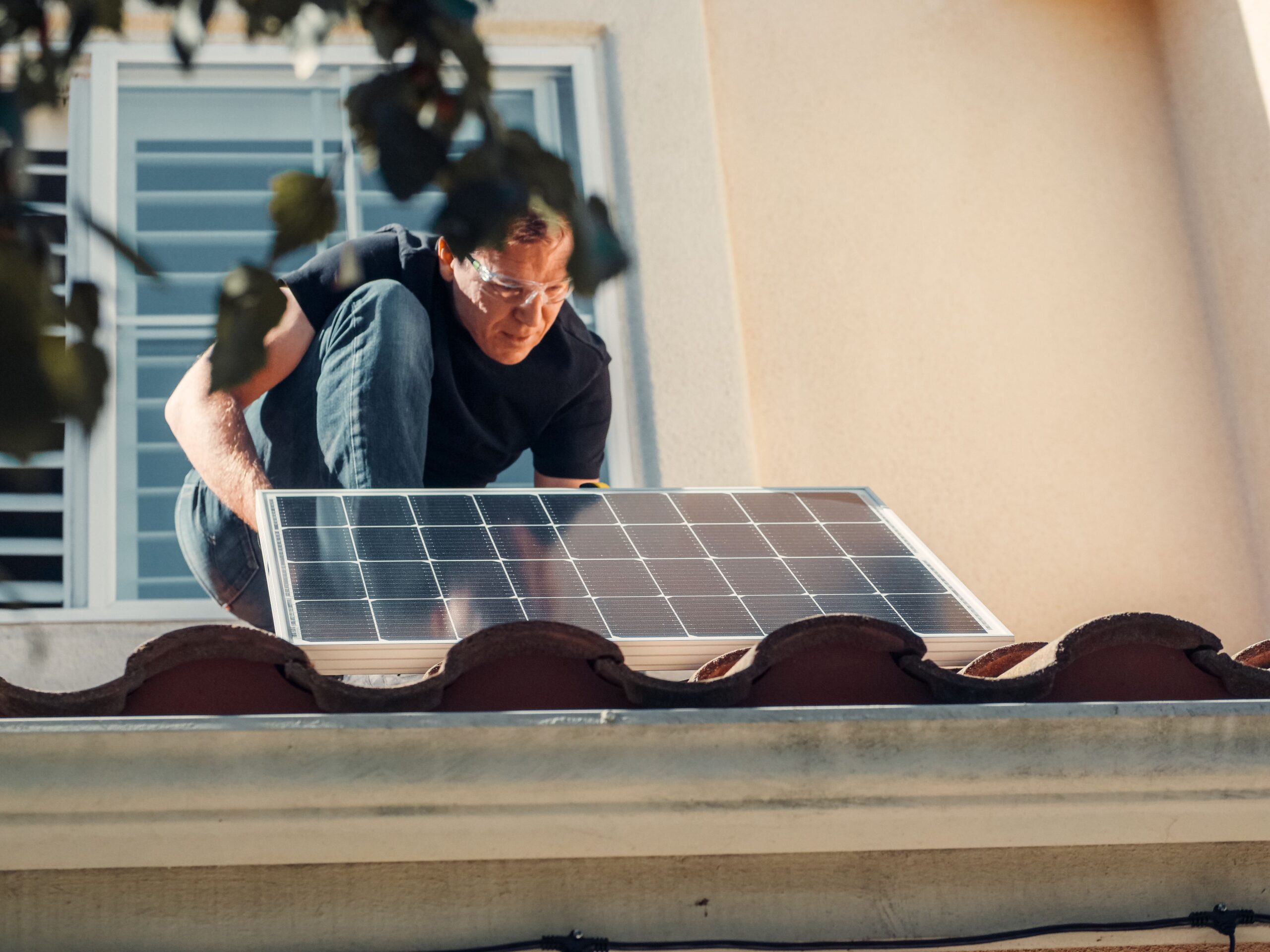 Old Roof and Solar Panels: Can They Be Installed Without Risk?