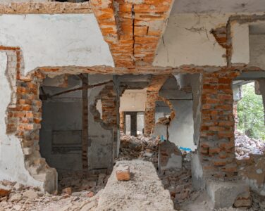 Обследование разрушенной недвижимости в Виннице: диагностика повреждений в условиях относительной безопасности и активного восстановления