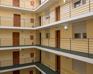 Как безопасно дать задаток за дом в Гатном: экспертная проверка недвижимости